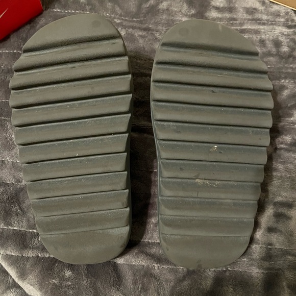 Slate Grey Yeezy Slides, Size 4 - Picture 11 of 12